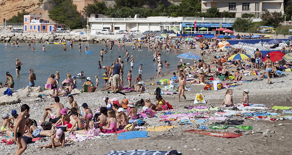 Vacanciers sur la plage du Rouet Enfants en centre aere. mer Mediterranee, vacances